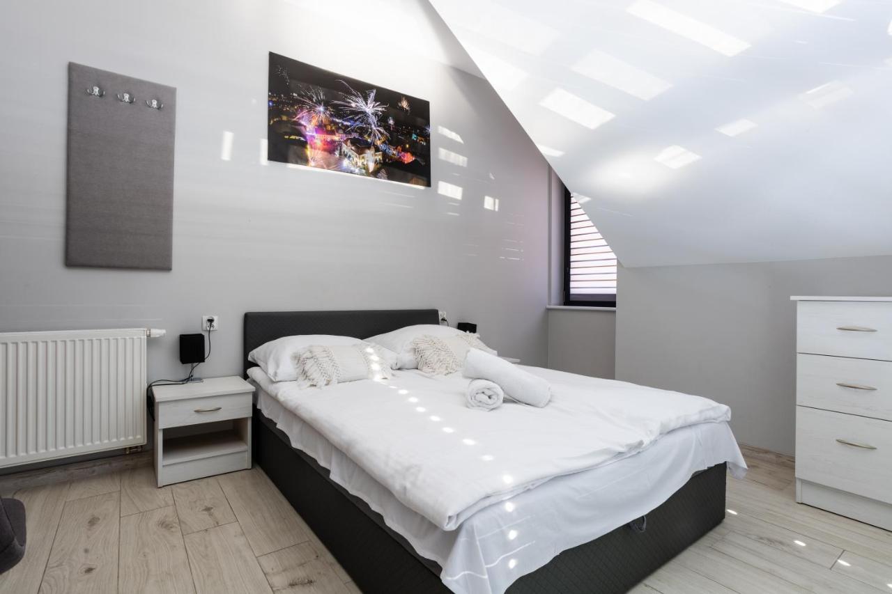 Noclegijarocin Bed & Breakfast Buitenkant foto